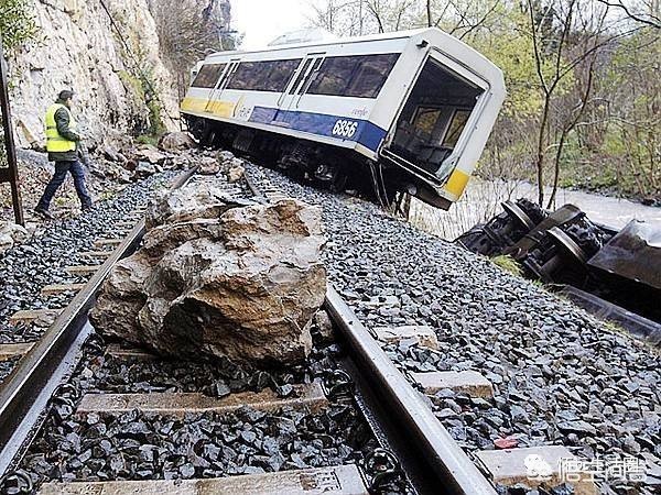 铁轨摆石头逼停高铁,列车逼停会怎么样？