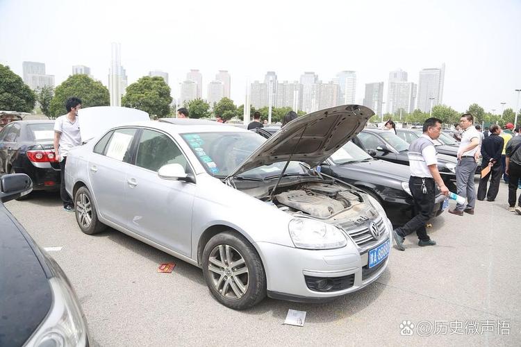 交警私家车逼停摩托,交警可以随意拖走停在街边的摩托车吗