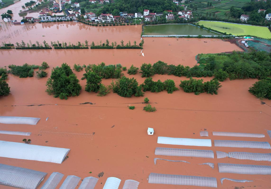 四川暴雨行车如划船,四川一地突降暴雨内涝严重 有车辆被水冲走