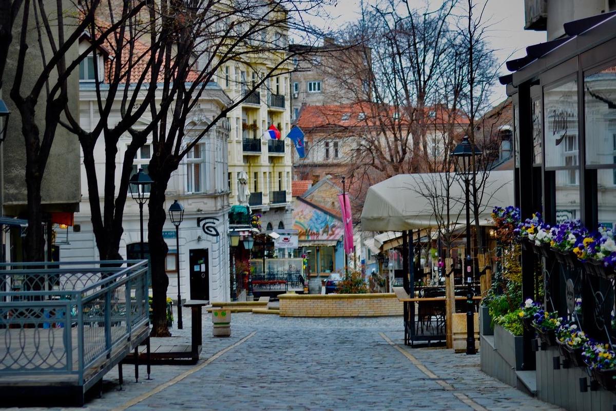 塞尔维亚爆发抗议,疫情严重时期,塞尔维亚6000人聚众绝食抗议!你觉得过分吗?