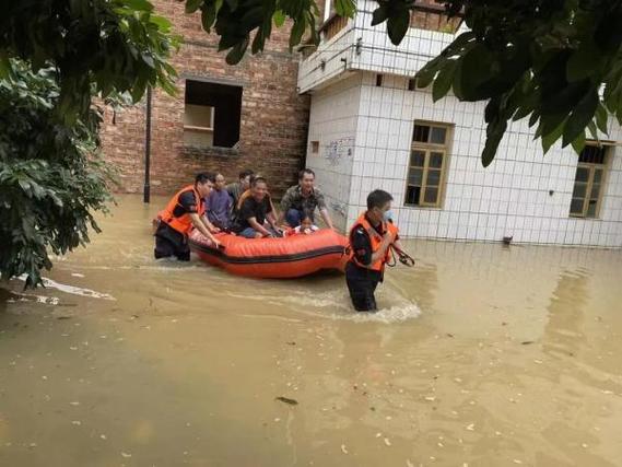 女子被洪水冲进地库,我们平时会看到很多有指示应急避难场所的牌子,那么应急避难场所到底指的是哪些地方?