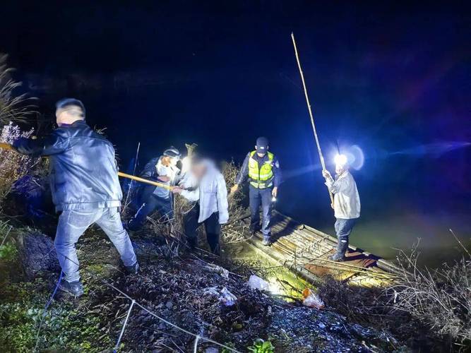 四川暴雨行车如划船,宜春遇暴雨开启看海模式,高校学生在食堂“划船”:水最深1米5,能把人淹了,宿舍停电只能住宾馆,你怎么看?