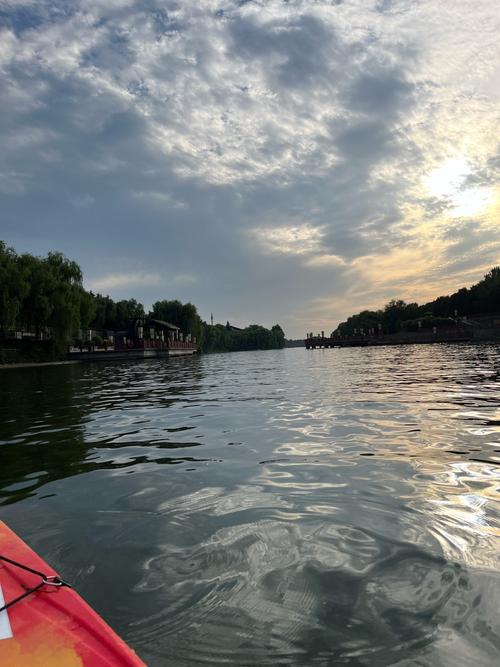 四川暴雨行车如划船,宜春暴雨致学生在食堂“划船”:水最深一米五,能把人淹了, 你怎么看?