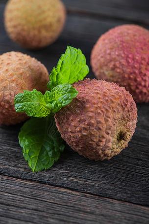 新鲜的荔枝长这样,新鲜荔枝剥开是什么样的?