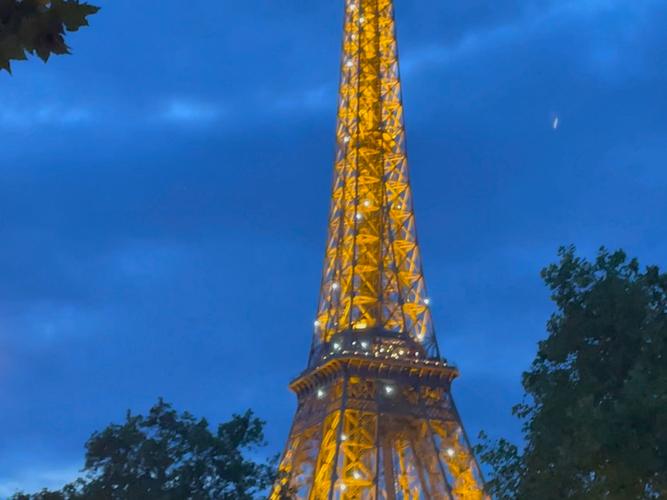 埃菲尔铁塔热到弯曲,埃菲尔铁塔会热胀冷缩吗