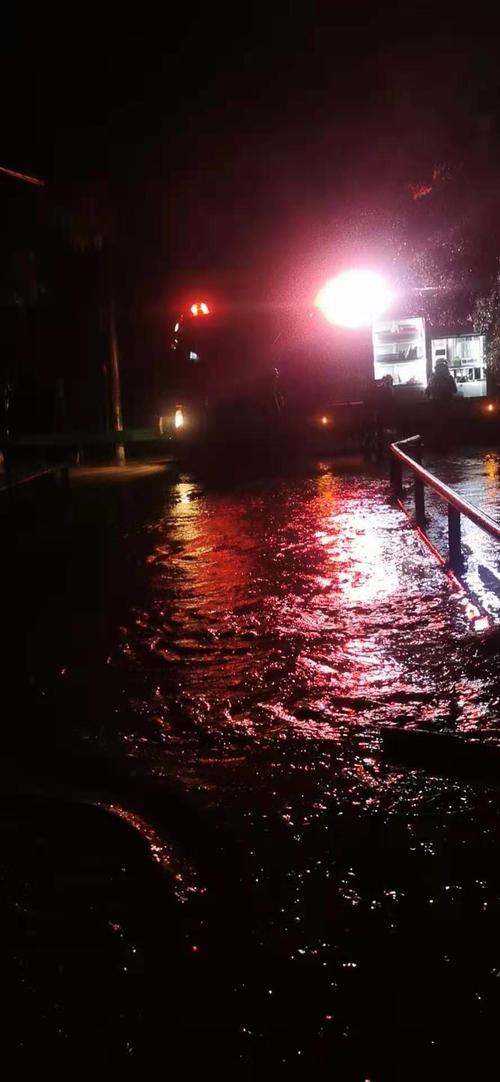 5层楼因暴雨垮塌,汉中突降暴雨河水上涨,勉县一桥梁承受不住瞬间垮塌,目击者惊呼:倒了,你怎么看?