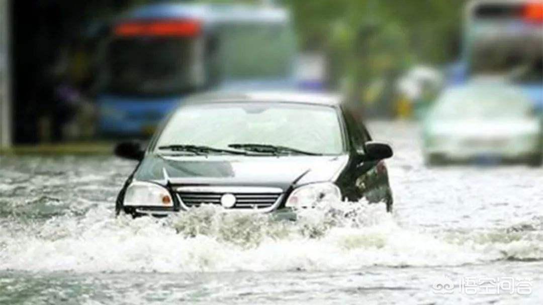 暴雨中被司机扔半路,下暴雨时路面严重积水,车辆淹没在水里,司机为什么不把车开出来呢? 暴雨中被司机扔半路,下暴雨时路面严重积水,车辆淹没在水里,司机为什么不把车开出来呢?