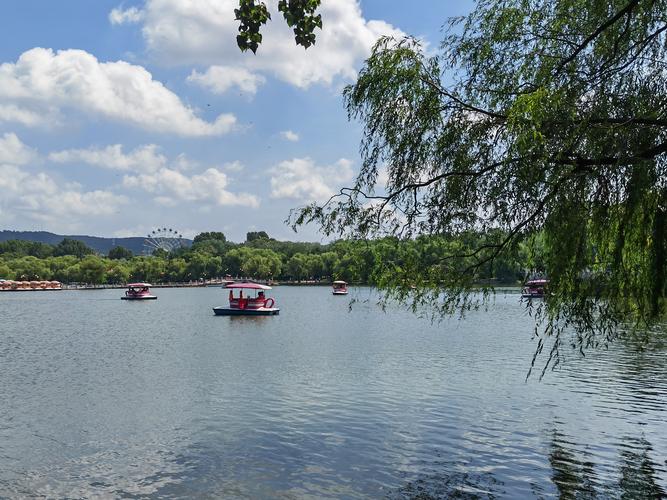 成都市民划船出行,成都北湖生态公园可以划船吗?