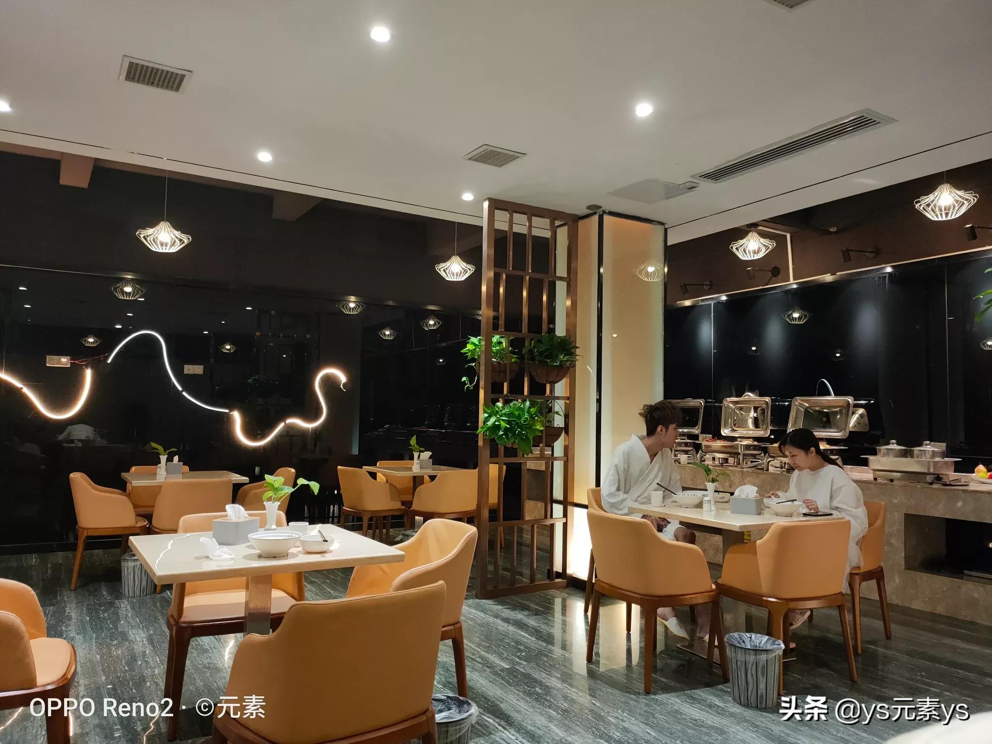 女子穿睡衣光脚暴走,年轻人，你为什么要赤脚穿着睡袍进宾馆餐厅？