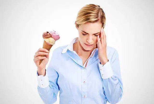 女子吃冷饮致脑结冰,冰棍泡冰水结霜什么效应?
