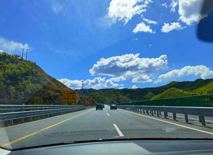 乡道因高温爆裂拱起,每到节假日高速都会堵车,五一你还会选择自驾游吗?