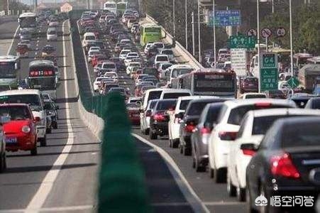 乡道因高温爆裂拱起,每到节假日高速都会堵车,五一你还会选择自驾游吗? 乡道因高温爆裂拱起,每到节假日高速都会堵车,五一你还会选择自驾游吗?