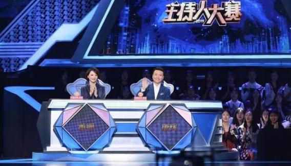 央视曝光零差评猫腻,为什么说央视主持人大赛董卿康辉撒贝宁比选手表现抢眼，朱迅却遭差评？