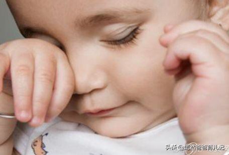 女婴眼睛小被挑剩下,宝宝的眼睛那里被碰肿了，该怎么处理？