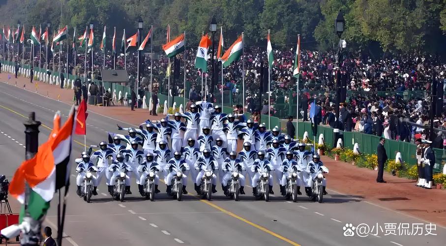 印度桥梁坍塌致9死,莫迪试乘刚下线的印度产K-9自行榴弹炮,印度军工的发展速度如何?