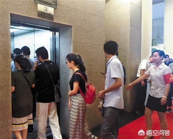 怕迟到扇电梯3巴掌,明明已经到公司楼下，却因为等电梯而迟到，应该怎么办？