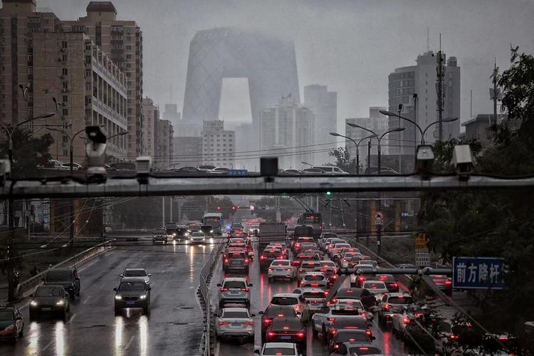 北京大雨行车如划船,北京大雨汽车被淹