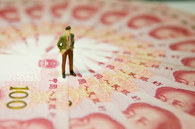 欠百万希望女儿帮还,如何看待父亲把百万拆迁款给了儿子，病重时要女儿出钱出力，不给就下跪这一行为？