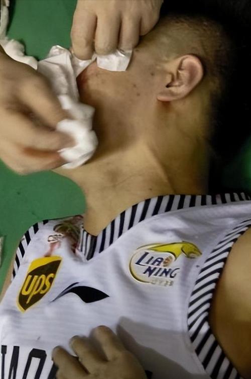 中国球迷遇袭致重伤,中国球迷痛哭