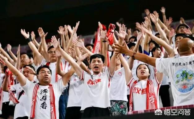 中国球迷遇袭致重伤,中国球迷痛哭 中国球迷遇袭致重伤,中国球迷痛哭