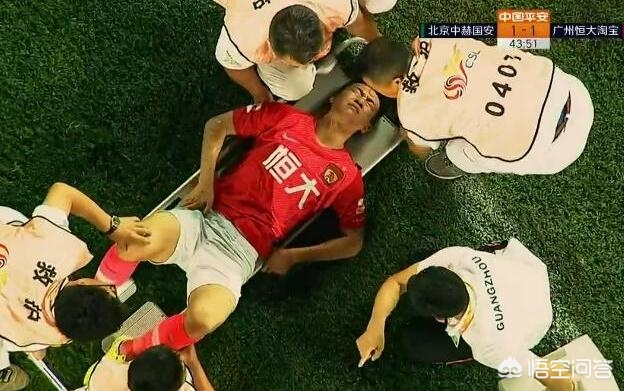 中国球迷遇袭致重伤,广州恒大严鼎皓重伤下场，国安球迷高呼报应！郑智替补上场，他们又飙京骂！你怎么看？