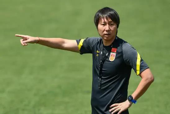 国足回应带较多行李,国足带着700件、重达一吨的行李出征，武磊不踢西甲赴多哈，透露哪些信息？