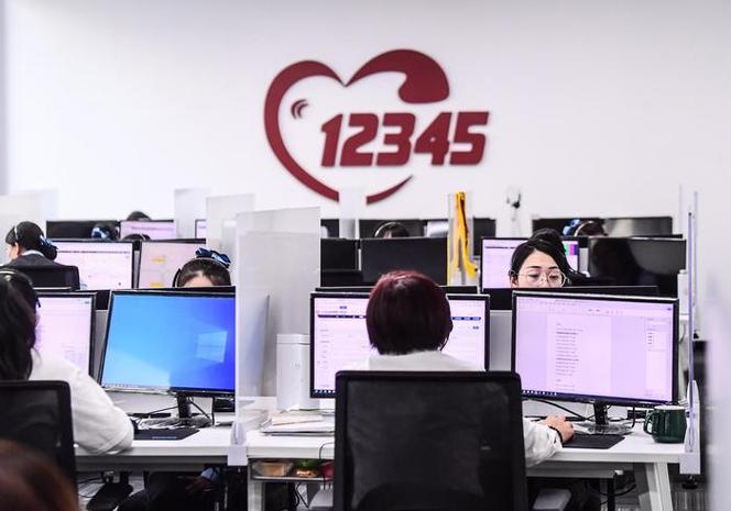 大学生资助热线,12345就一个接线员吗?