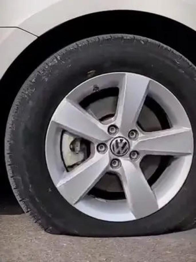 3车12胎被扎胎钉 ,轮胎扎了个盖钉,没有漏气 没事吧?