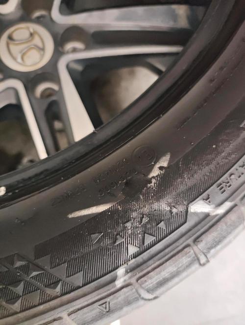 3车12胎被扎胎钉,把两根12厘米长的木条钉在一起,接头处长2厘米,接好后木条长多少厘米?