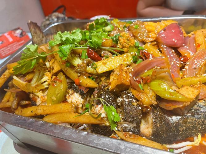 烤鱼盘下蛆虫乱爬,烤鱼配菜花菜有虫子要找哪个部门?