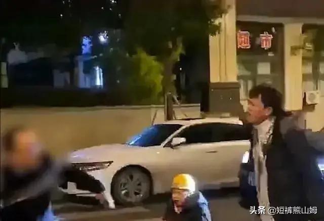 外卖大战负4元购了,路虎车主猛扇女外卖员耳光,路人飞踹制止,是否需要负法律责任? 外卖大战负4元购了,路虎车主猛扇女外卖员耳光,路人飞踹制止,是否需要负法律责任?