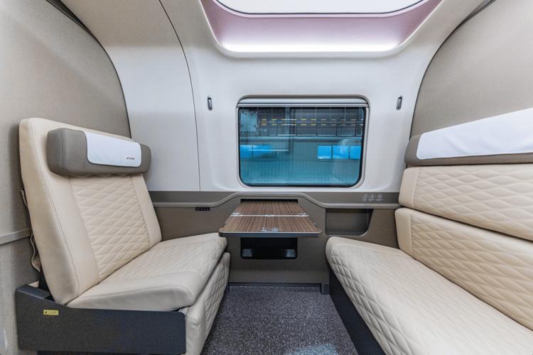 拖400万现金坐动车,4动4拖是几型动车组?