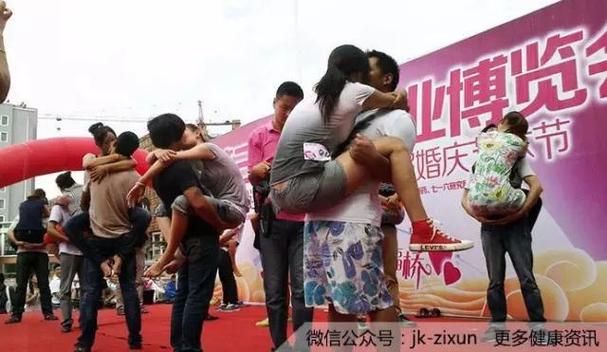 男孩被女子强搂亲吻,为什么男生接吻后会抱女生?