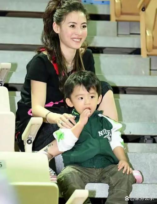 女孩撞脸张柏芝走红,有种遗传叫张柏芝儿子,神似谢霆锋,面对镜头帅气十足,你咋看?