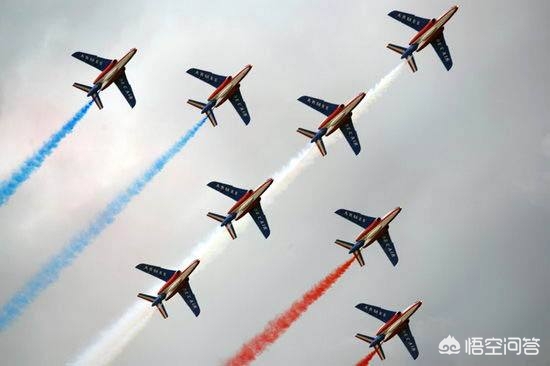 法国阅兵自己刀自己,法国国庆日阅兵，9架飞机喷射的烟雾是不是搞错了？