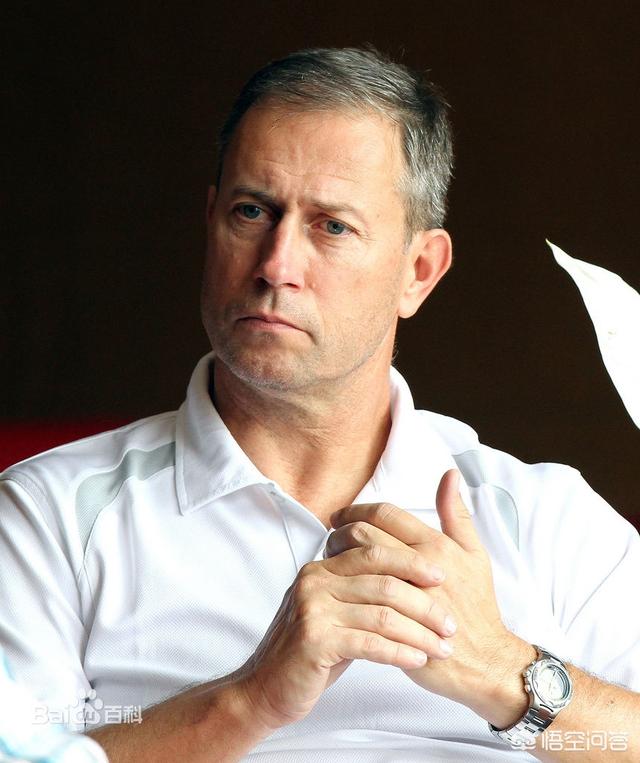 国足vs中国香港,大家有没有觉得国足主教练佩兰，和香港混血男演员王敏德长的很像啊？