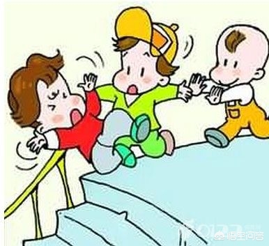 妈妈被娃抱摔倒,下楼梯抱宝宝摔跤咋办？