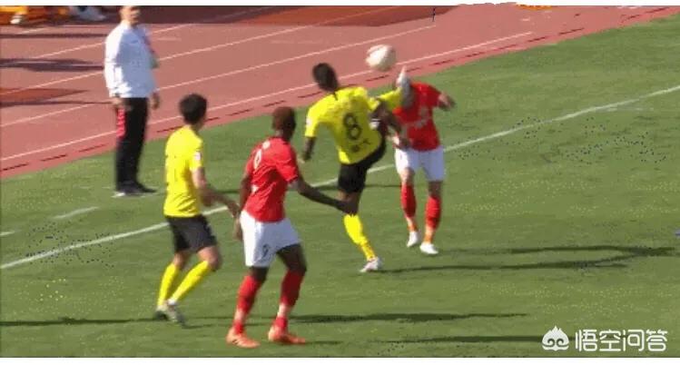 男子砸记者采访设备,人和对阵恒大，保利尼奥抬脚过高踢中人和球员罗歆头部，由黄牌改红牌罚下，你怎么看？