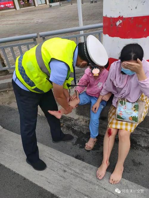 妈妈被娃抱摔倒,两个儿童搂着摔倒责任划分标准?