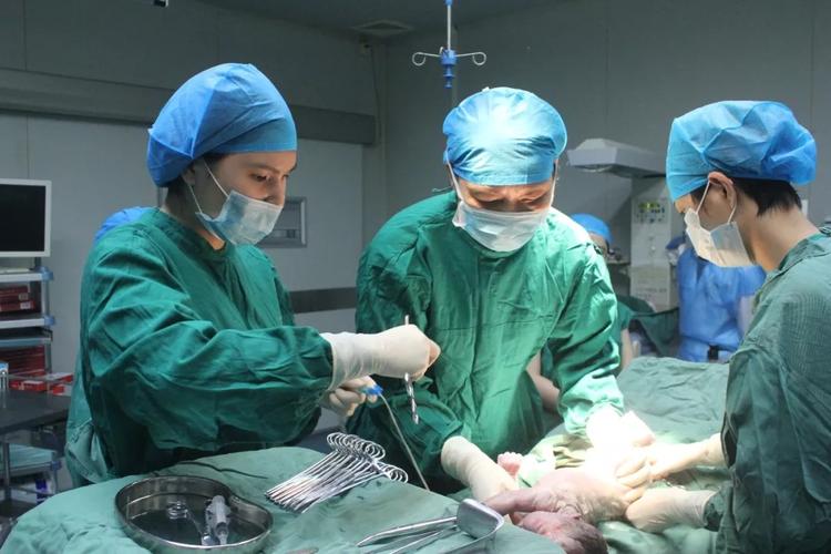 机上分娩女婴仅2斤,女子在飞机上生孩子