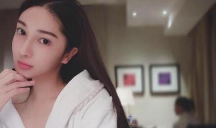 演员捡手机8楼坠亡,求一部很老的香港鬼片名字！好像是一个剧组拍电影，演员以外坠楼而亡，后来那个导演就经常出现幻觉什么的？