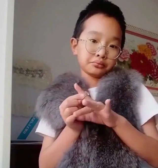 钟美美哭诉父亲家暴 ,初中生“钟美美”删除模仿老师视频,疑被约谈,你有何看法? 钟美美哭诉父亲家暴 ,初中生“钟美美”删除模仿老师视频,疑被约谈,你有何看法?