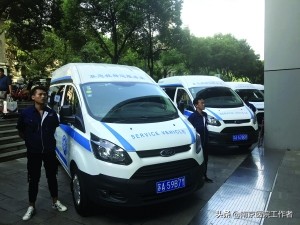 老年团逼停救护车,老人救护车 老年团逼停救护车,老人救护车