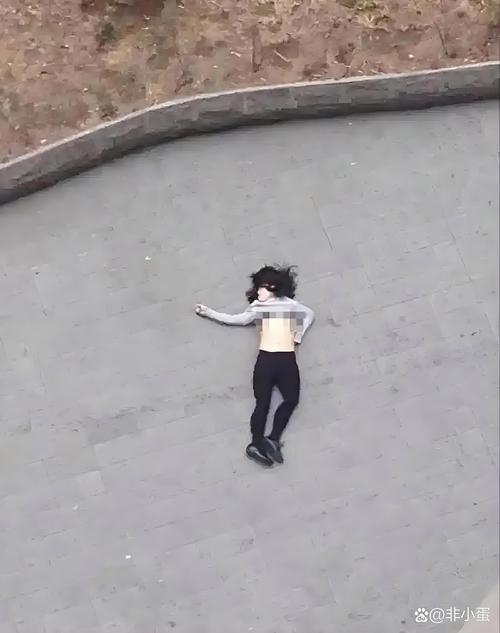 演员捡手机8楼坠亡,宿州埇桥一杂技女演员表演时高空坠亡,反映出什么问题?事件后续处理进展如何?