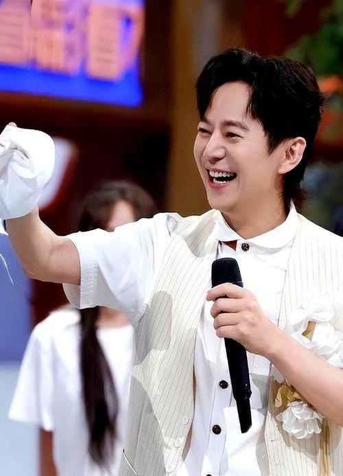 女子骂吸烟领导被辞 ,何炅收粉丝金条被骂,丁真抽烟道歉,靠不住的人设毁了多少人?