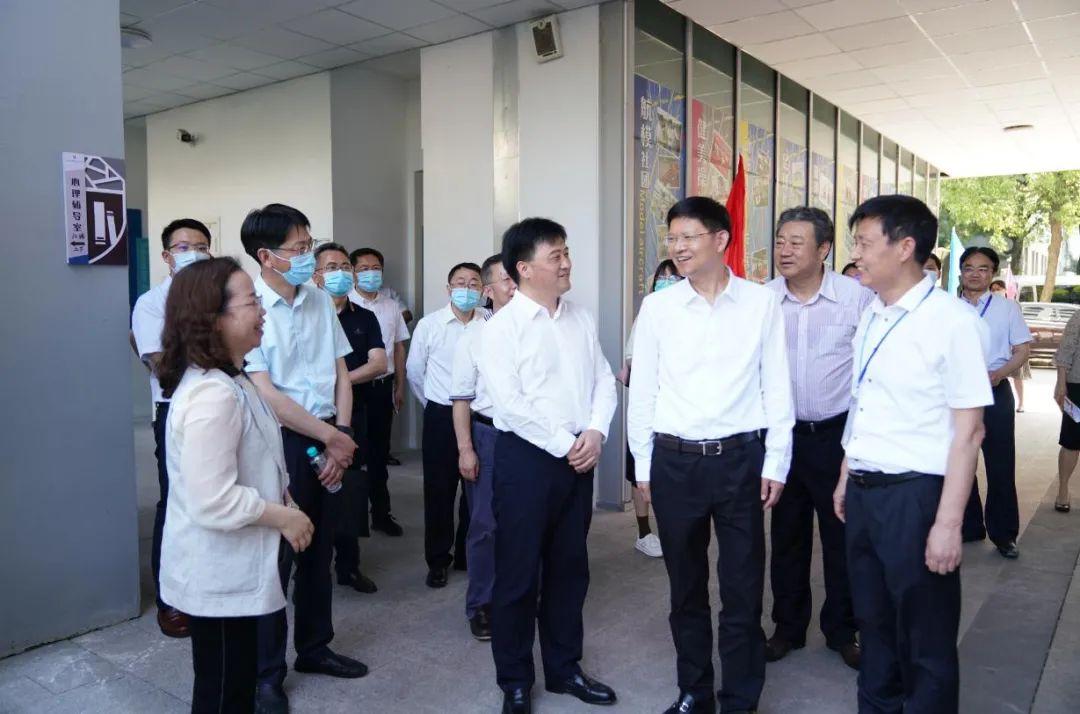 园区老板送回高考生,