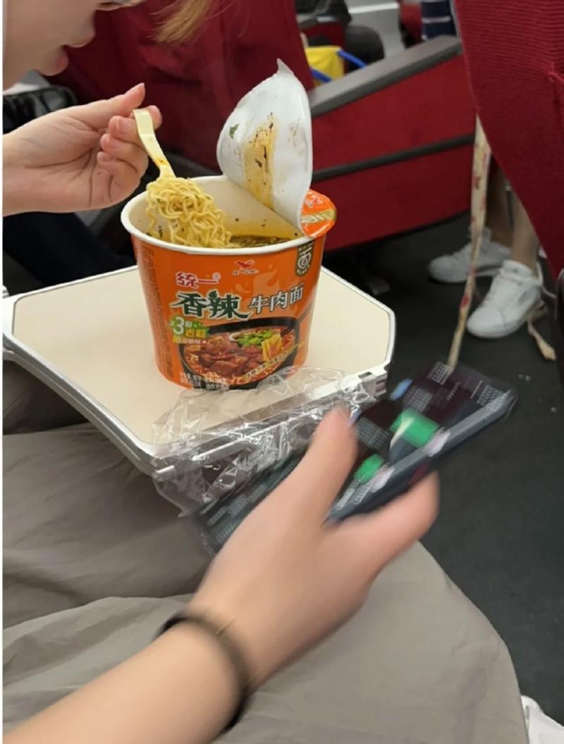 高铁上不能吃方便面,高铁上还可以吃泡面吗?