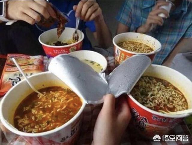 高铁上不能吃方便面,为什么高铁不许吃泡面？