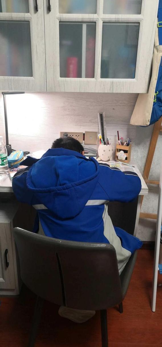 小孩作业热没了大哭,