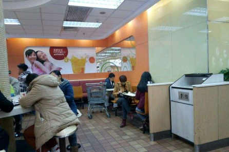 老人肯德基占座乘凉,肯德基老年人